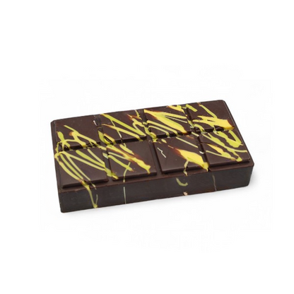 Tablette de chocolat noir “Dubaï” – chocolat intense garni de crème de pistache et de kadaïf croustillant.
