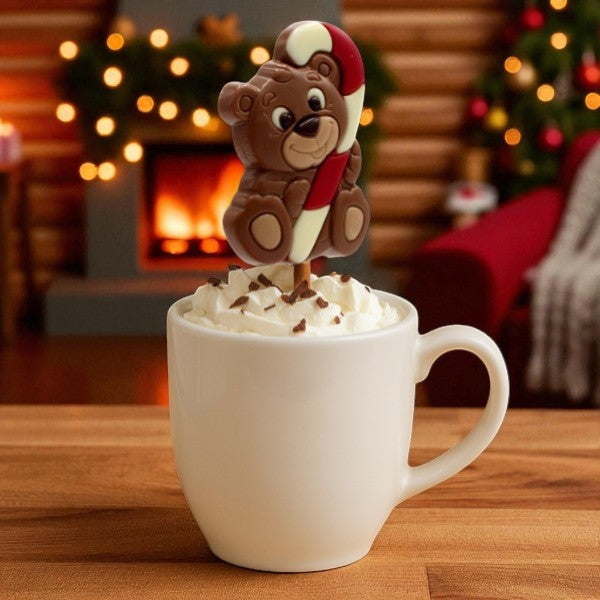 Sucette Lollipops chocolat Ourson Canne 25g placée dans une tasse décorée pour Noël, gourmandise festive en chocolat au lait.