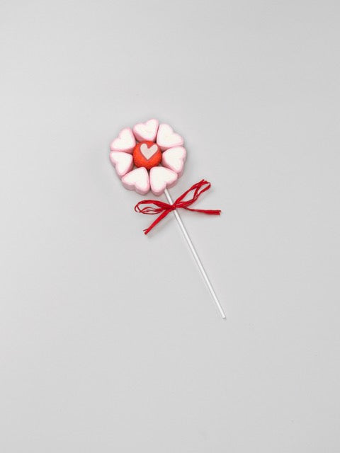 Brochette guimauve “Fleur cœur” de 50g, assortiment de guimauves rouges et blanches en forme de cœur sur feuille azyme.