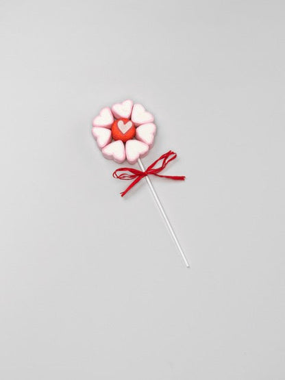 Brochette guimauve “Fleur cœur” de 50g, assortiment de guimauves rouges et blanches en forme de cœur sur feuille azyme.