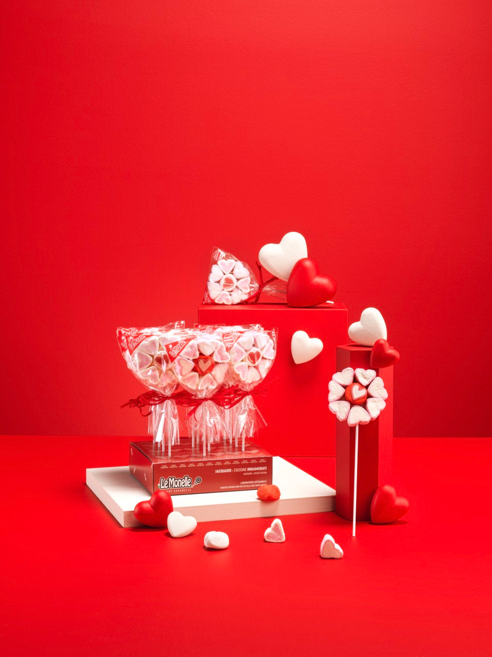 Présentoir de brochettes guimauve “Fleur cœur”, bonbons moelleux rouges et blancs en forme de cœur, idée cadeau gourmande et colorée.