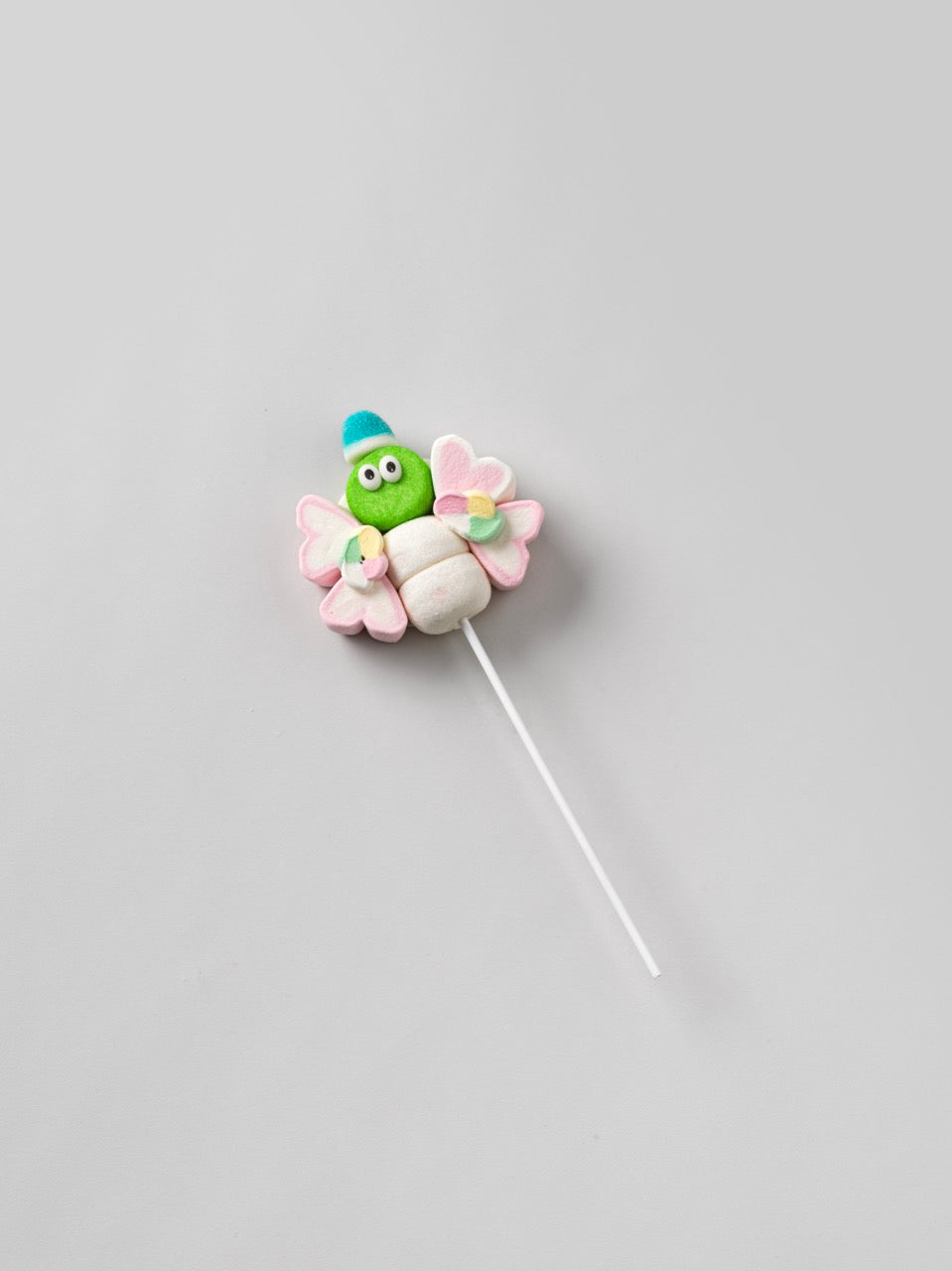 Brochette de guimauve “Papillon” verte sur fond gris – friandise moelleuse et colorée pour moments gourmands.