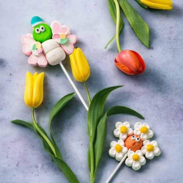 Brochette de guimauve “Papillon” orange et verte avec fleurs – confiserie colorée et ludique en forme de papillon.