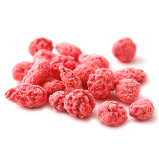 Pralines rouges entières aux amandes en vrac, confiseries croquantes et brillantes au goût sucré et caramélisé.