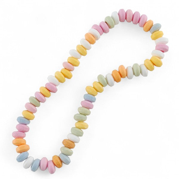 Collier de bonbons en dextrose, confiserie colorée composée de petits anneaux sucrés pastel.