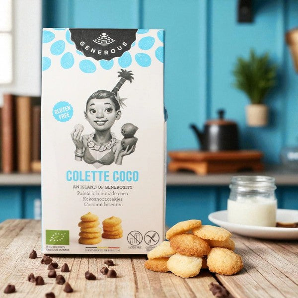 Sachet de biscuits Colette Coco, biscuits à la noix de coco sans gluten posé dans une cuisine bleue, ambiance ensoleillée et gourmande.