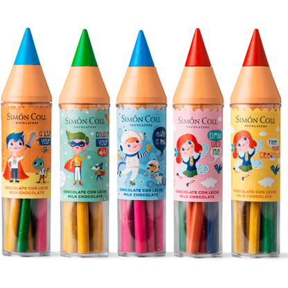 Cinq maxi crayons en chocolat au lait colorés, assortiment joyeux et gourmand pour petits et grands.