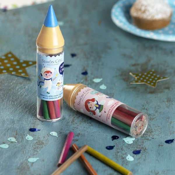 Maxi crayon bleu en chocolat au lait posé sur une table d’anniversaire, idée cadeau festive et sucrée pour enfants.