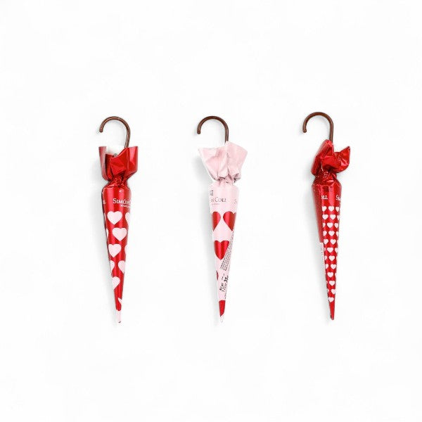 Trois grands parapluies Love en chocolat au lait de 35g, moulages pleins fondants fabriqués selon une torréfaction traditionnelle des fèves de cacao.