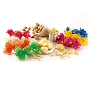 Amaretti moelleux Nature emballés avec des amandes entières, biscuits traditionnels italiens à la texture moelleuse.