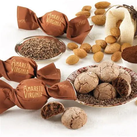 Amaretti moelleux Rhum Pépites de chocolat emballés et déballés dans un décor traditionnel, biscuits aux amandes au goût subtil de rhum et chocolat.