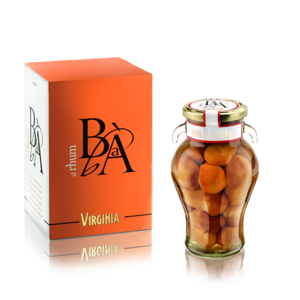 Boîte et pot de Baba au Rhum, petit gâteau moelleux imbibé d’un sirop au rhum sucré à point, prêt à déguster.