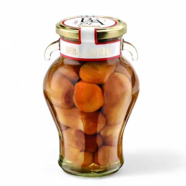 Pot de Baba au Rhum, petit gâteau imbibé au cœur d’un sirop au rhum sucré et onctueux.