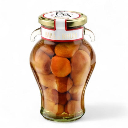 Pot de Baba au Rhum, petit gâteau imbibé au cœur d’un sirop au rhum sucré et onctueux.