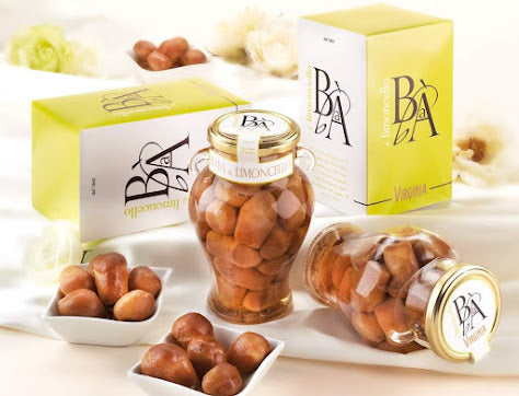 Deux pots de Baba au Limoncello, gâteaux moelleux au sirop de citron italien, dessert gourmand et rafraîchissant.